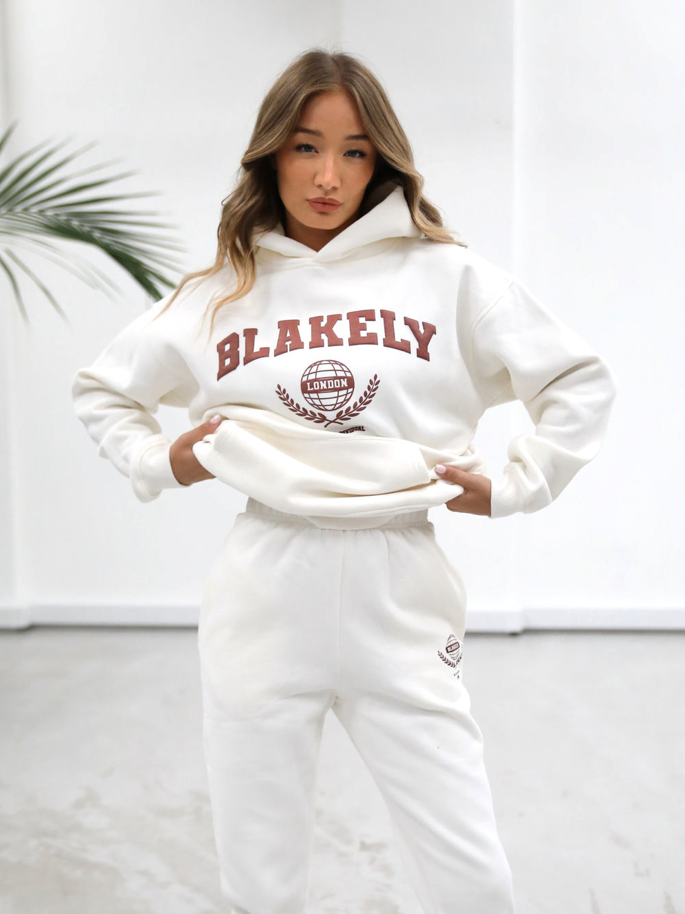 Blakely Women's Varsity Relaxed Hoodie Weiß | OAU705491