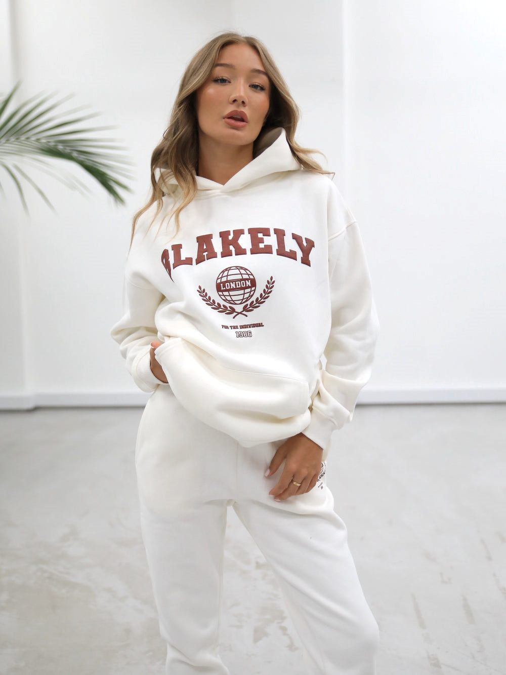 Blakely Women's Varsity Relaxed Hoodie Weiß | OAU705491